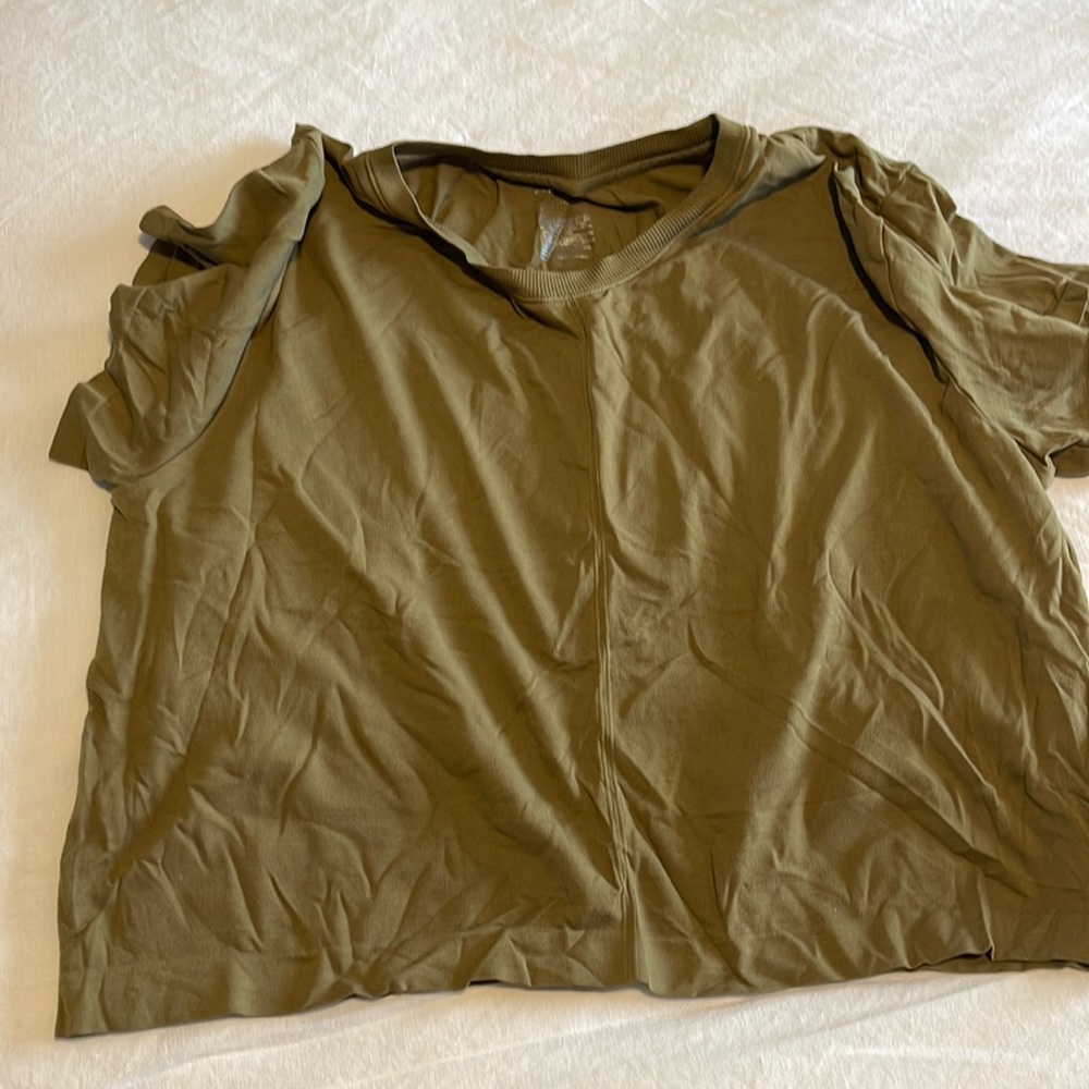 Women’s cropped workout top